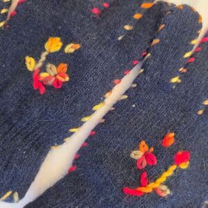 Wool Knit Floral Embroidered Gloves NWOT